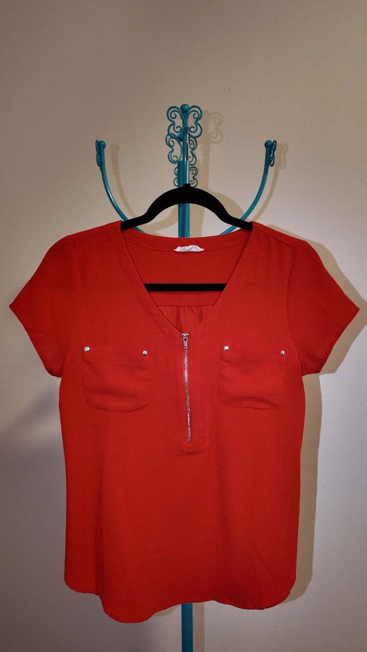 EXM Red Short Sleeve V-Neck Zipper Accent Blouse Small